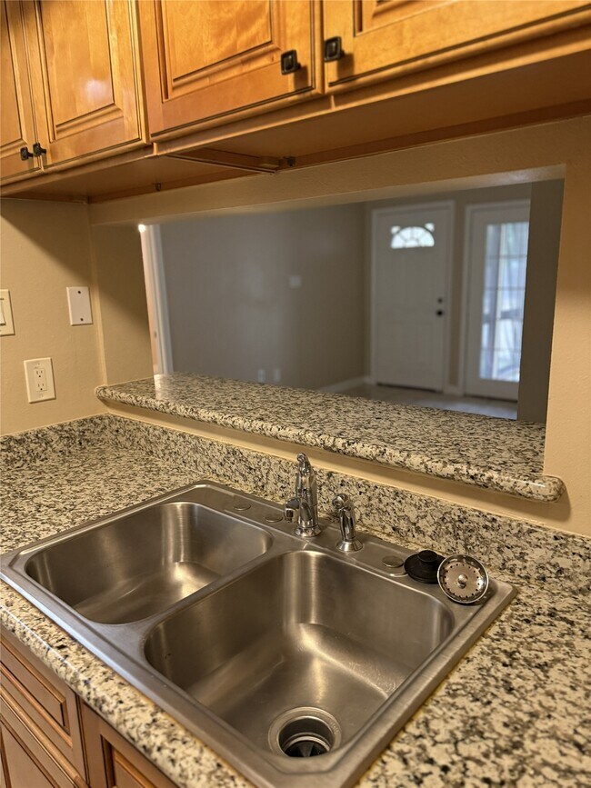 Building Photo - 712 Memorial Mews St