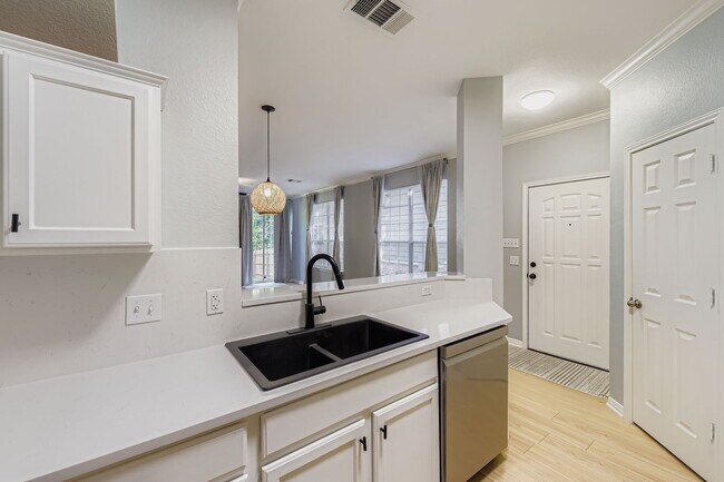 Building Photo - "Charming 3-Bed Townhouse Retreat with 151...