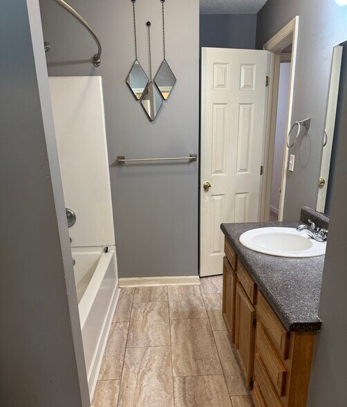 Building Photo - 1160 E 77th Ter