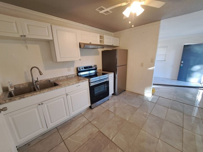 Building Photo - Recently Renovated 3BR/1BA Home!