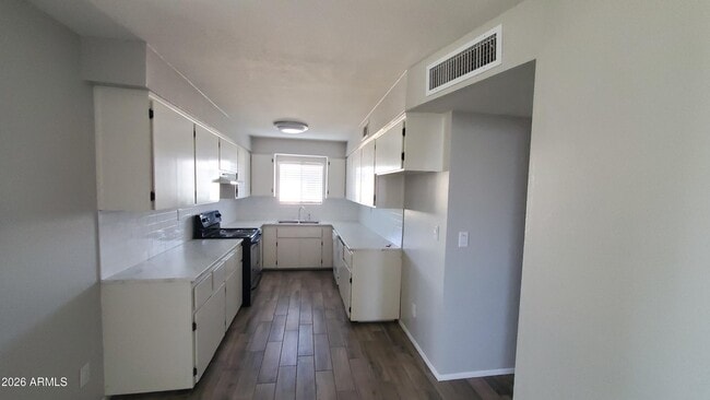 Building Photo - 905 N Ocotillo Dr