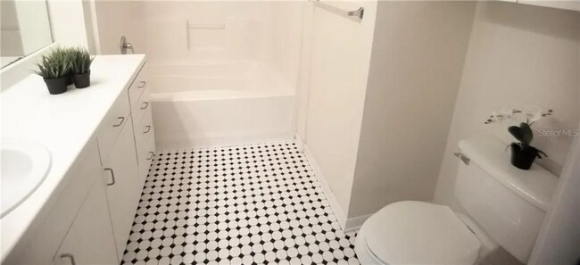 Building Photo - 860 N Orange Ave