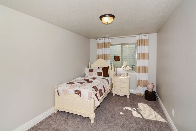 Building Photo - Luxury 5 Bedroom 3 Bath with Upscale Ameni...