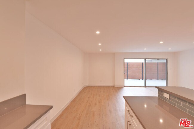Building Photo - 136 S Palm Dr