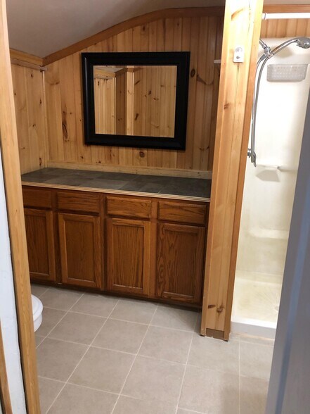 Building Photo - 605 Spring St