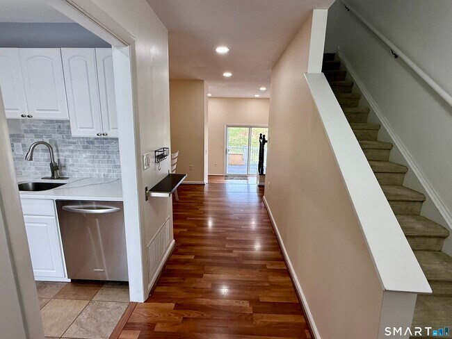 Building Photo - 9 Watch Hill Cir