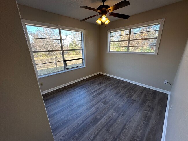 Building Photo - 1921 N Carlyle Ave