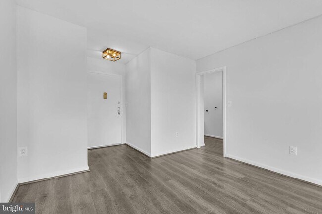 Building Photo - 1225 Martha Custis Dr