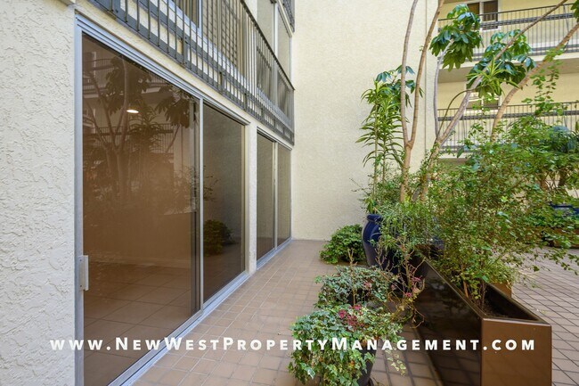 Building Photo - Expansive La Jolla Village 2 Bedroom at De...