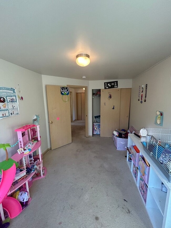 Building Photo - 4B, 2.5BA Pet-friendly home w/2-car garage...