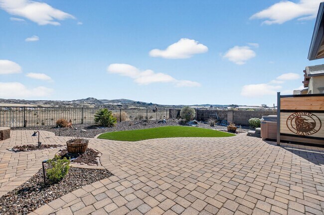 Building Photo - Walden Farms home with a great relaxing backyard!