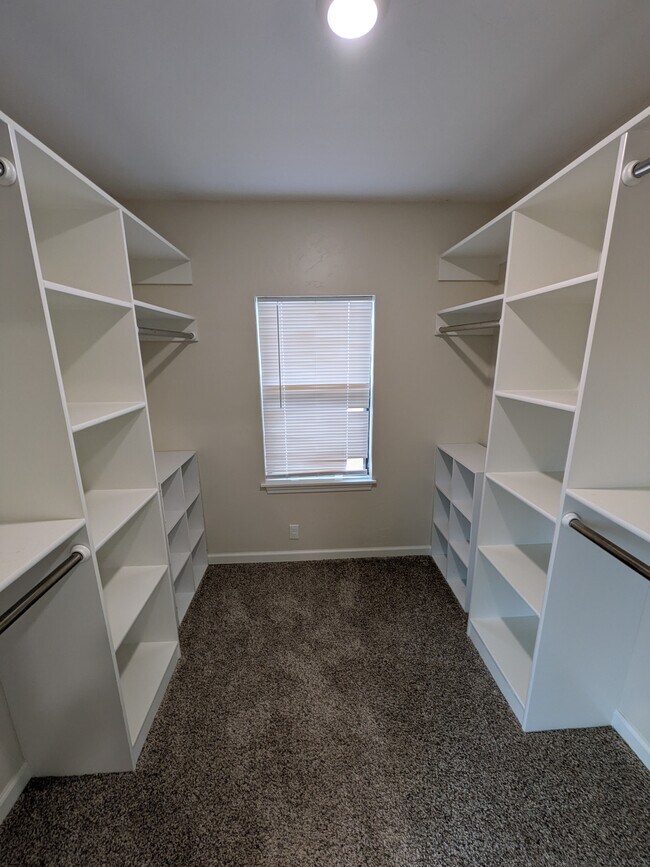 Building Photo - 906 Parkview Dr