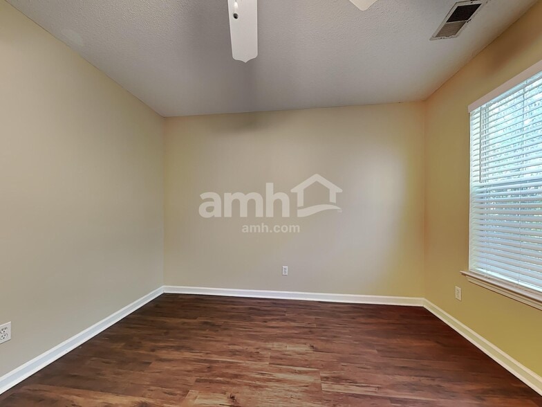 Building Photo - 634 Coopers Ln N