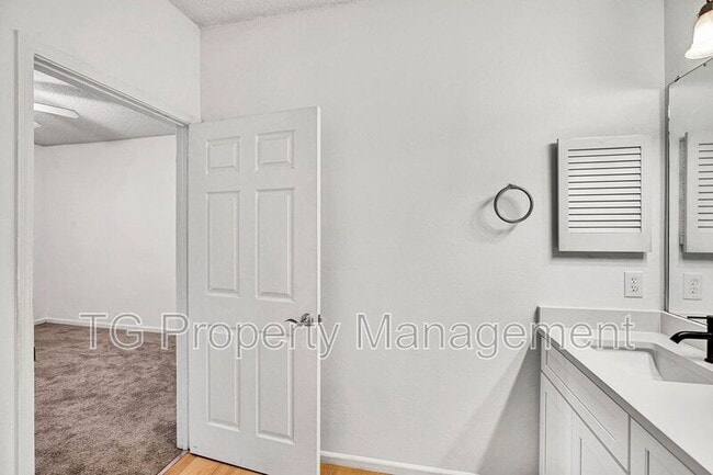 Building Photo - 10000 Gate Pkwy N