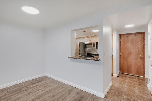 Building Photo - SPACIOUS 2Bd/1BA Condo- Cap Hill Neighborhood! Available NOW!
