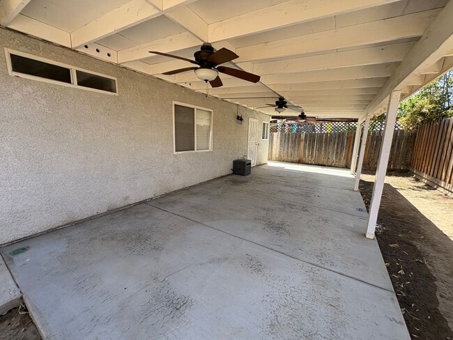 Building Photo - 744 W Buena Vista Ave