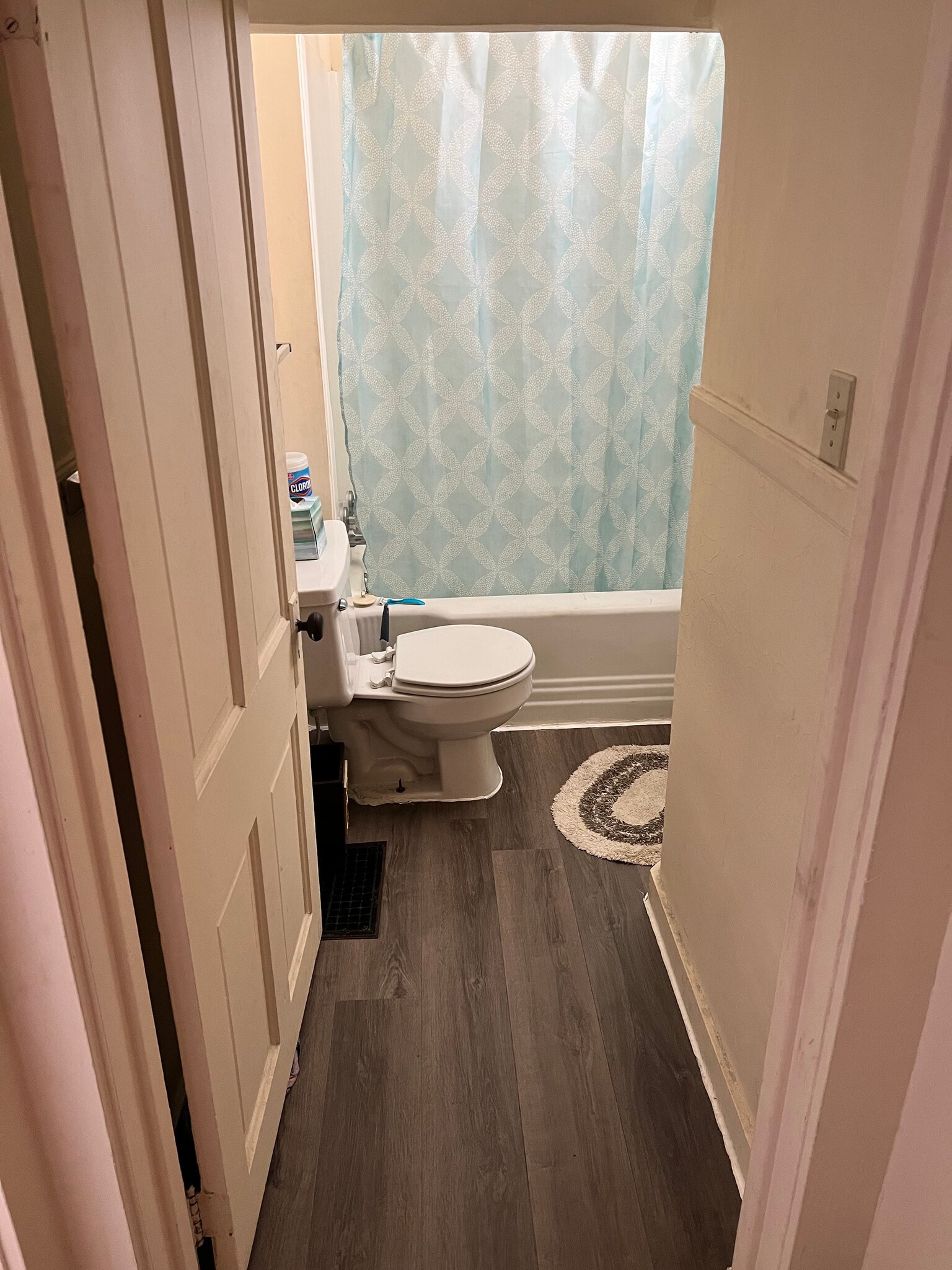 Bathroom - 913 W High St