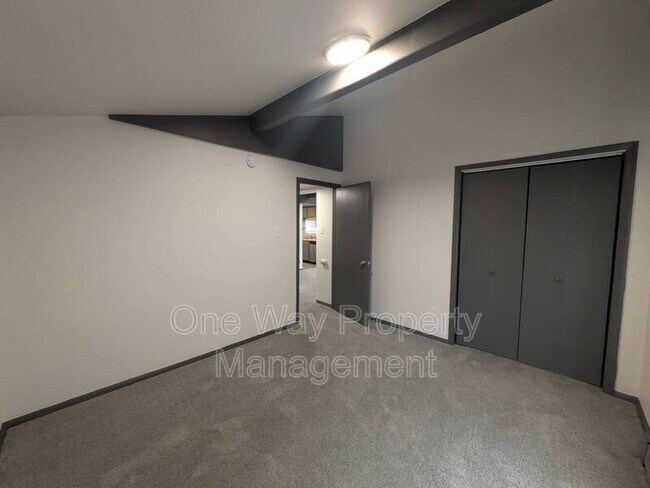 Building Photo - 320 S 3rd St