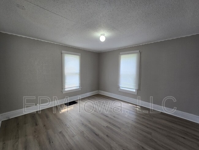Building Photo - 122 Newell St