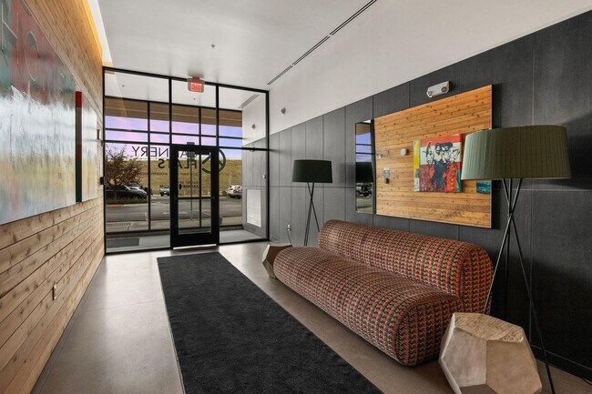 Building Photo - 221 E Oak St