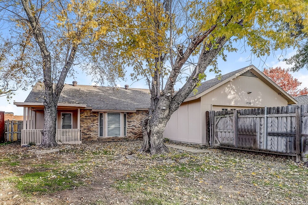 Building Photo - 1350 Greenbriar Ln