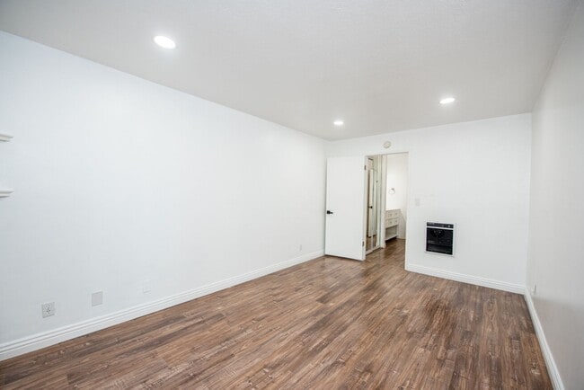 Building Photo - Newport Beach One Bedroom Beauty