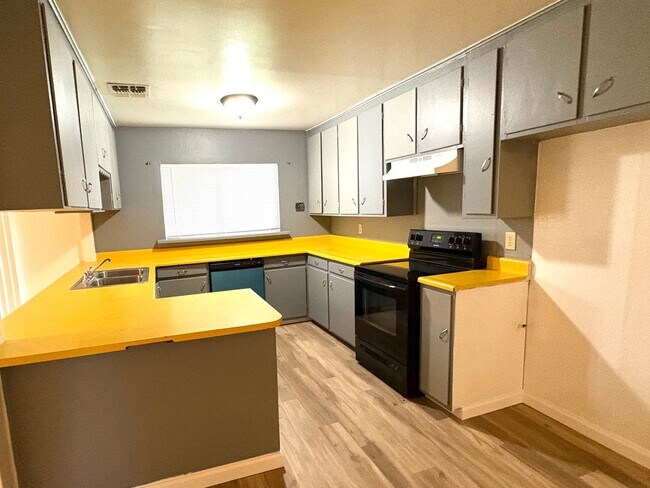 Building Photo - 2 WEEKS FREE RENT December Special