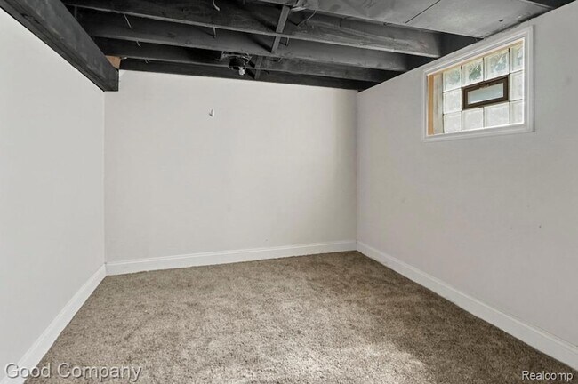Building Photo - 1102 S Wilson Ave