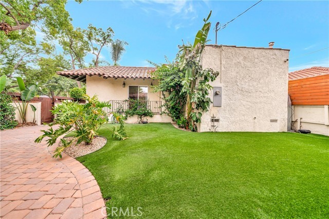 Building Photo - 546 S Beachwood Dr