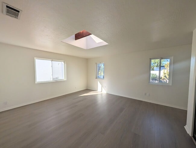 Building Photo - Private 2 Bedroom Plus Home in Vista!