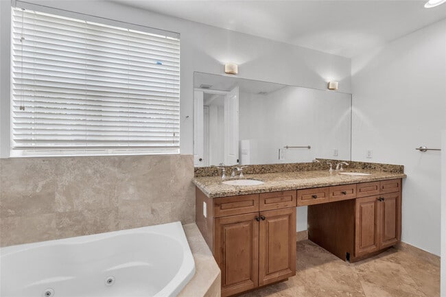 Building Photo - 416 SW 11th St