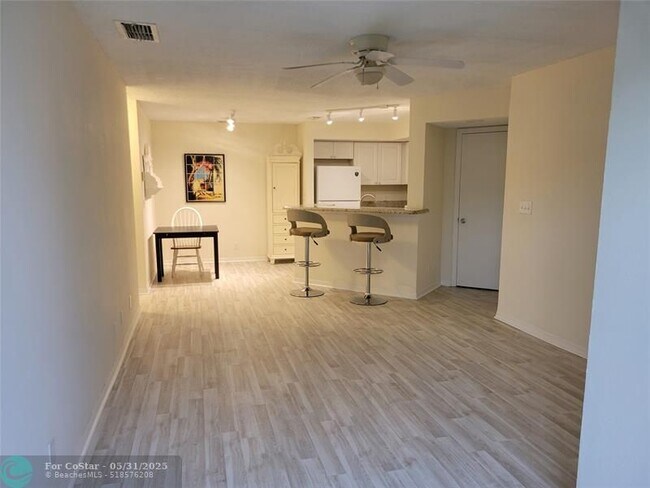 Building Photo - 3330 Pinewalk Dr N