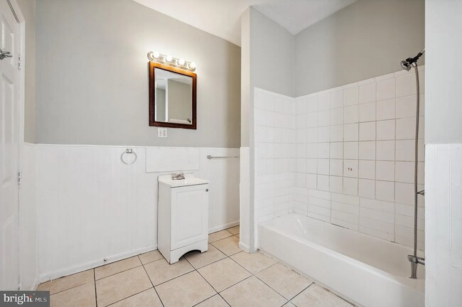 Building Photo - 2014 W Oxford St