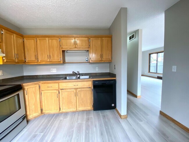 Building Photo - 4 Bedroom Townhome by Moorhead High School!