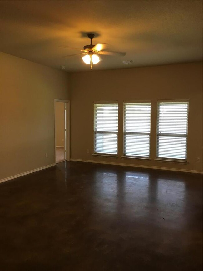Building Photo - Wonderful 3/2/2 with covered patio! Close ...