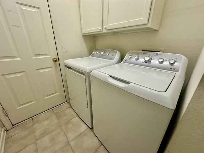 Building Photo - Outstanding Two Bedroom Home in Sun City!