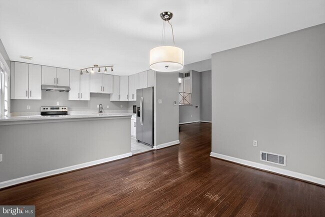 Building Photo - 9211 E Parkhill Dr