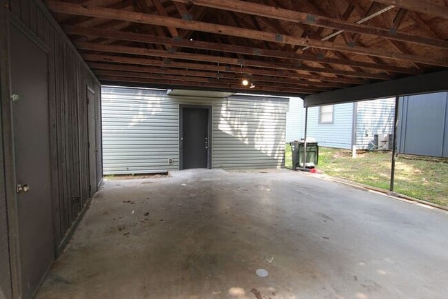 Building Photo - Available Now! Recently remodeled 3/2 in T...