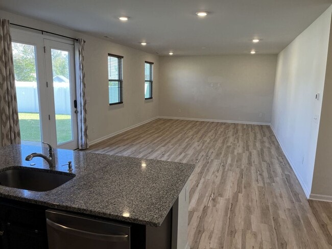 Building Photo - Spacious 5 Bed home in East Charlotte