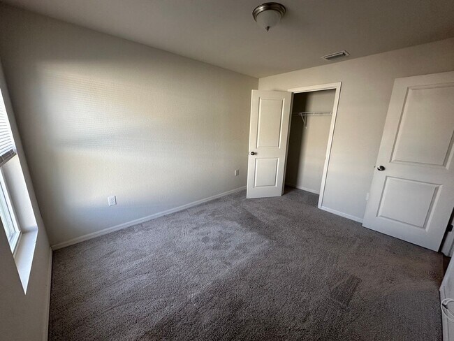 Building Photo - Beautiful 2 Bedroom 2 Bath
