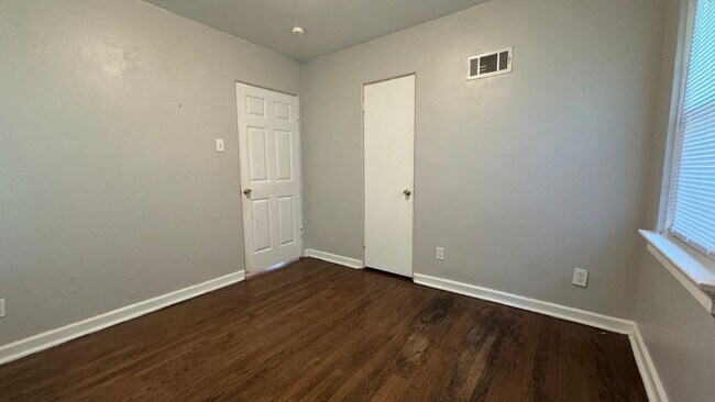 Building Photo - 7814 Wayne Ave