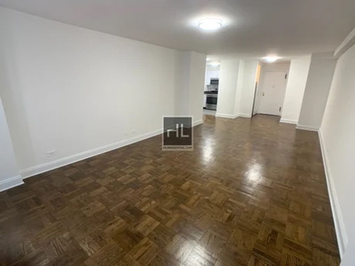 Building Photo - 5 AVENUE