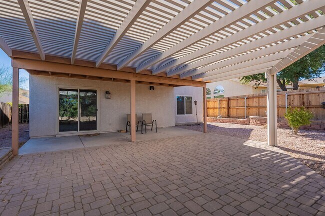 Building Photo - Pending/Rented - Modern Comfort Meets Conv...