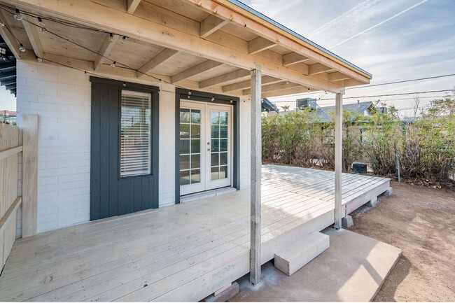 Building Photo - Remodeled Historic 2-bed Home Central Phx