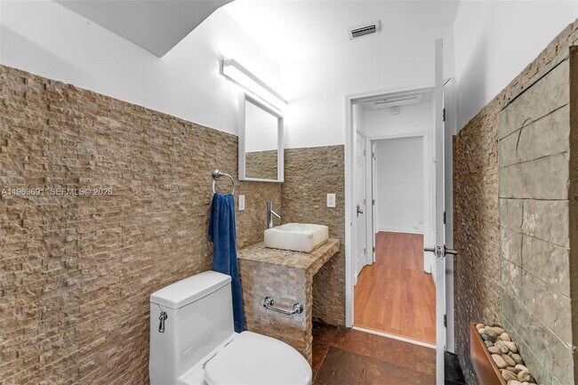 Building Photo - 4220 SW 13th St