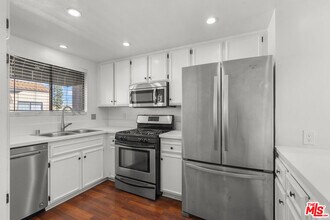 Building Photo - 3055 N Brea Blvd