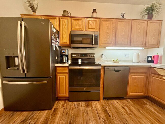 Building Photo - Lovely 3BR/3BA Otsego End Unit Townhome Available June!
