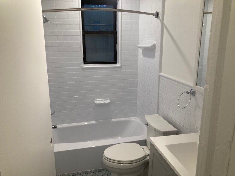 Building Photo - 214 Rockland Ave