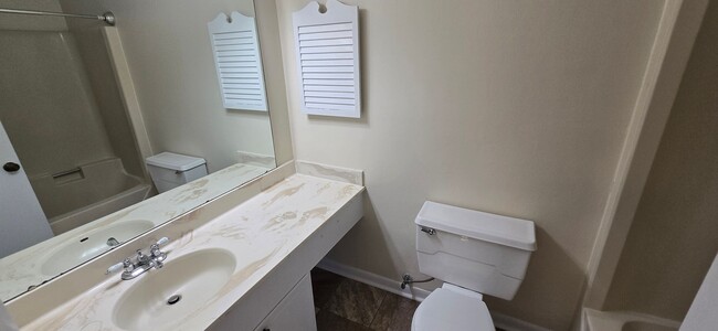 Building Photo - Townhome convenient to shopping and schools