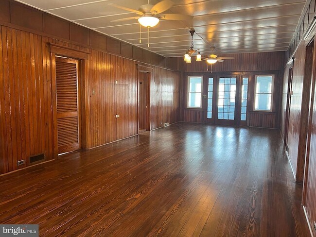 Building Photo - 171 N River Dr